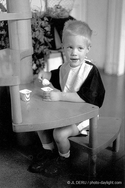 petit garon mangeant un yaourt - little boy eating a yoghourt